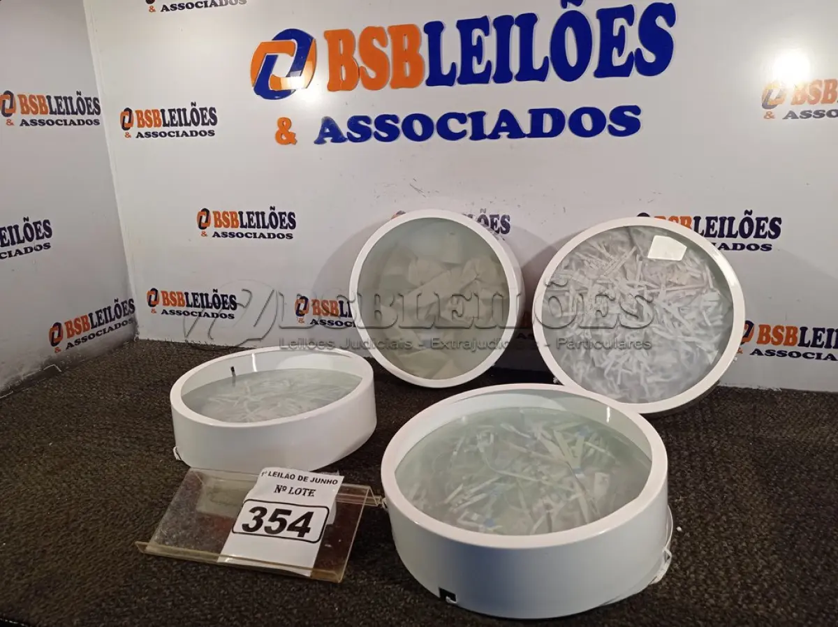 LOTE 354 - 04 LUMINÁRIAS. (NO ESTADO) ATENÇÃO! FAZER A VISITAÇÃO ANTES DE ARREMATAR, NÃO SABEMOS SE FUNCIONA. LEILÃO NÃO TEM GARANTIA E NEM DEVOLUÇÃO, SUJEITO A POSSÍVEIS AVARIAS VISÍVEIS/OCULTAS E/OU AUSÊNCIA DE COMPONENTES.