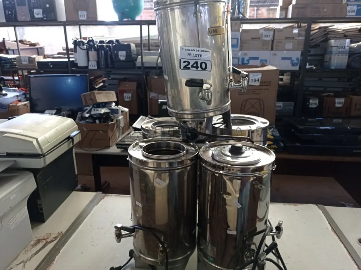 LOTE 240 - 05 CAFETEIRAS EM INOX MARCAS E MODELOS DIVERSOS PARA RETIRADA DE PEÇAS. (NO ESTADO) ATENÇÃO! FAZER A VISITAÇÃO ANTES DE ARREMATAR, NÃO SABEMOS SE FUNCIONA. LEILÃO NÃO TEM GARANTIA E NEM DEVOLUÇÃO, SUJEITO A POSSÍVEIS AVARIAS VISÍVEIS/OCULTAS E/OU AUSÊNCIA DE COMPONENTES.
