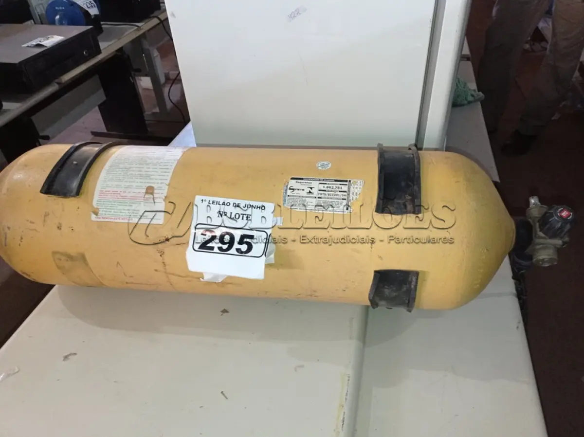 LOTE 295 - 01 CILINDRO PARA GÁS NATURAL VEICULAR. (NO ESTADO) ATENÇÃO! FAZER A VISITAÇÃO ANTES DE ARREMATAR, NÃO SABEMOS SE FUNCIONA. LEILÃO NÃO TEM GARANTIA E NEM DEVOLUÇÃO, SUJEITO A POSSÍVEIS AVARIAS VISÍVEIS/OCULTAS E/OU AUSÊNCIA DE COMPONENTES.
