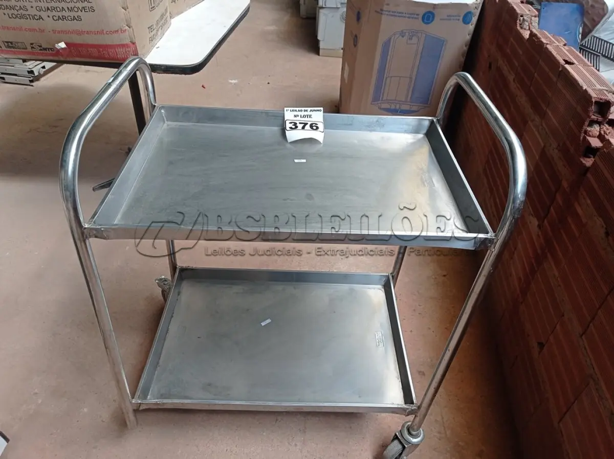 LOTE 376 - 01 CARRINHO EM INOX COM 02 BANDEJAS E RODINHAS. (FALTANDO 1)(NO ESTADO) ATENÇÃO! FAZER A VISITAÇÃO ANTES DE ARREMATAR, NÃO SABEMOS SE FUNCIONA. LEILÃO NÃO TEM GARANTIA E NEM DEVOLUÇÃO, SUJEITO A POSSÍVEIS AVARIAS VISÍVEIS/OCULTAS E/OU AUSÊNCIA DE COMPONENTES.