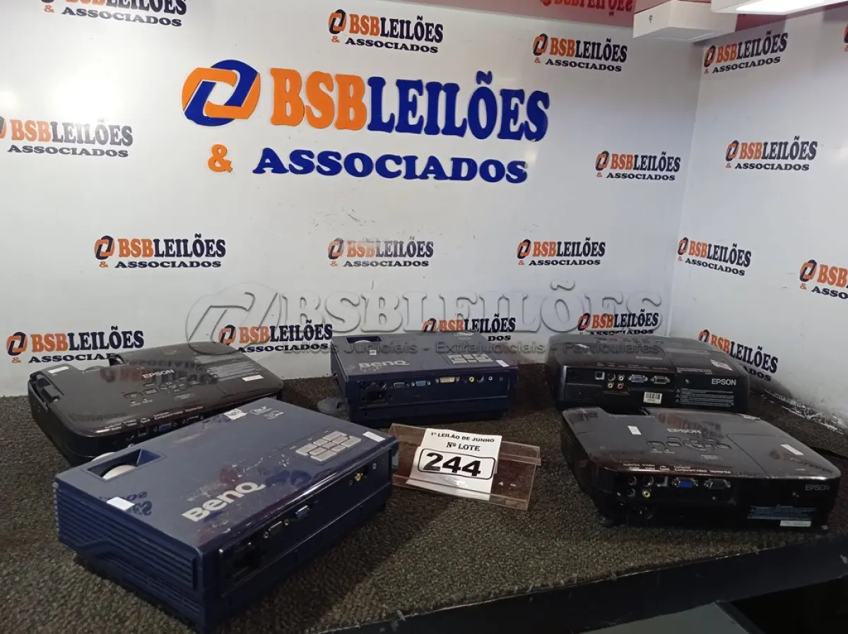 LOTE 244 - 05 PROJETORES MULTIMIDIA MARCAS E MODELOS DIVERSOS. (NO ESTADO) ATENÇÃO! FAZER A VISITAÇÃO ANTES DE ARREMATAR, NÃO SABEMOS SE FUNCIONA. LEILÃO NÃO TEM GARANTIA E NEM DEVOLUÇÃO, SUJEITO A POSSÍVEIS AVARIAS VISÍVEIS/OCULTAS E/OU AUSÊNCIA DE COMPONENTES.
