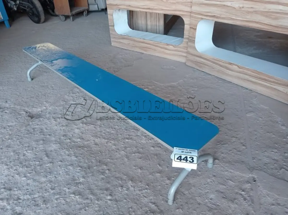 LOTE 443 - 01 BANCO NA COR AZUL. (NO ESTADO) ATENÇÃO! FAZER A VISITAÇÃO ANTES DE ARREMATAR, NÃO SABEMOS SE FUNCIONA. LEILÃO NÃO TEM GARANTIA E NEM DEVOLUÇÃO, SUJEITO A POSSÍVEIS AVARIAS VISÍVEIS/OCULTAS E/OU AUSÊNCIA DE COMPONENTES.