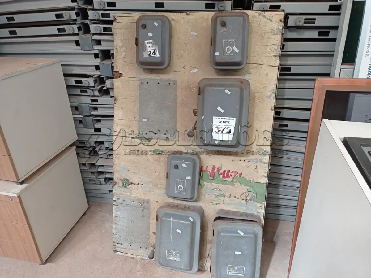 LOTE 378 - 01 QUADRO ELÉTRICO. (NO ESTADO) ATENÇÃO! FAZER A VISITAÇÃO ANTES DE ARREMATAR, NÃO SABEMOS SE FUNCIONA. LEILÃO NÃO TEM GARANTIA E NEM DEVOLUÇÃO, SUJEITO A POSSÍVEIS AVARIAS VISÍVEIS/OCULTAS E/OU AUSÊNCIA DE COMPONENTES.