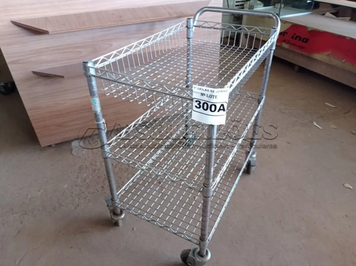 LOTE 300 - 01 CARRINHO PARA COPA COM 03 BANDEJAS E RODINHAS. (NO ESTADO) ATENÇÃO! FAZER A VISITAÇÃO ANTES DE ARREMATAR, NÃO SABEMOS SE FUNCIONA. LEILÃO NÃO TEM GARANTIA E NEM DEVOLUÇÃO, SUJEITO A POSSÍVEIS AVARIAS VISÍVEIS/OCULTAS E/OU AUSÊNCIA DE COMPONENTES.