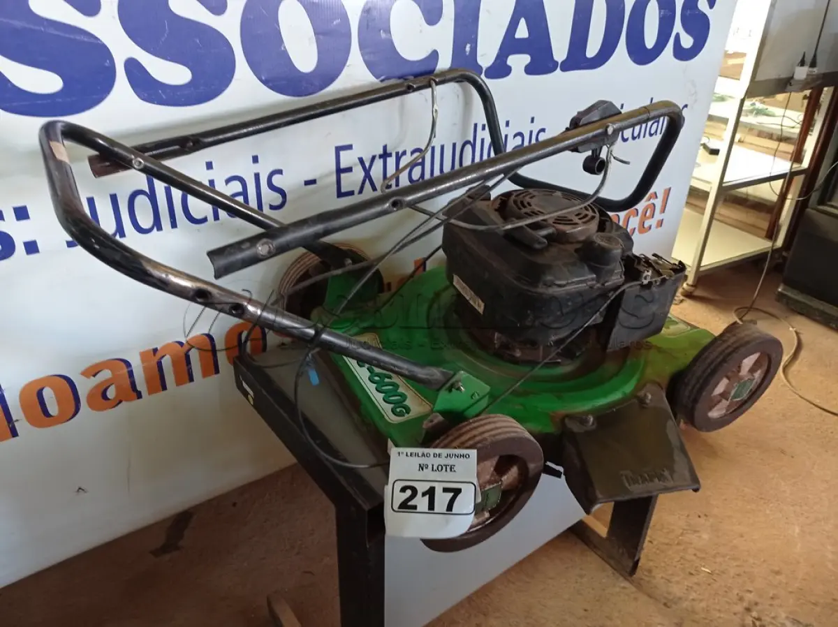 LOTE 217 - 01 MÁQUINA DE CORTAR GRAMA A GASOLINA MC 600 MARCA TRAPP COM AVARIAS. (NO ESTADO) ATENÇÃO! FAZER A VISITAÇÃO ANTES DE ARREMATAR, NÃO SABEMOS SE FUNCIONA. LEILÃO NÃO TEM GARANTIA E NEM DEVOLUÇÃO, SUJEITO A POSSÍVEIS AVARIAS VISÍVEIS/OCULTAS E/OU AUSÊNCIA DE COMPONENTES.