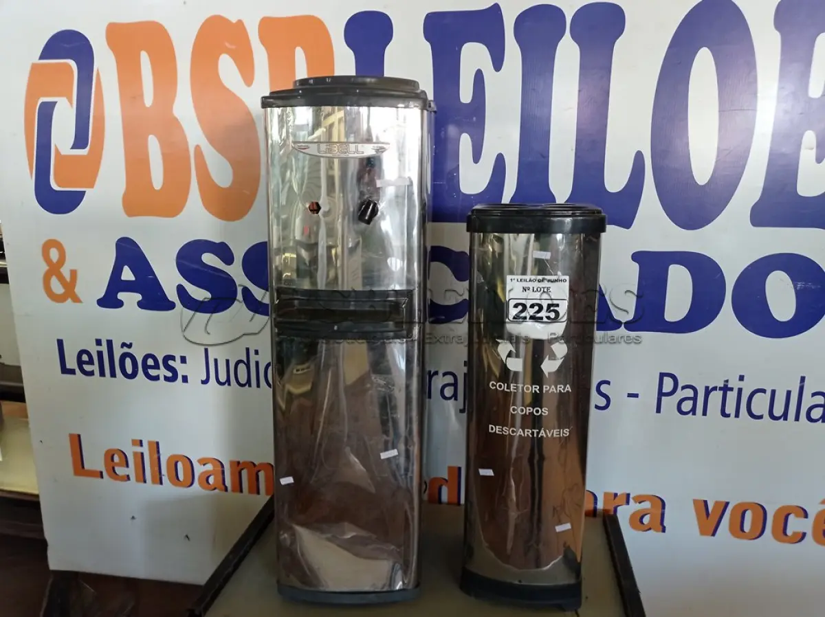 LOTE 225 - 01 BEBEDOURO REFRIGERADO PARA GARRAFÃO EM INOX E 01 COLETOR PARA COPOS DESCARTÁVEIS.  (NO ESTADO) ATENÇÃO! FAZER A VISITAÇÃO ANTES DE ARREMATAR, NÃO SABEMOS SE FUNCIONA. LEILÃO NÃO TEM GARANTIA E NEM DEVOLUÇÃO, SUJEITO A POSSÍVEIS AVARIAS VISÍVEIS/OCULTAS E/OU AUSÊNCIA DE COMPONENTES.