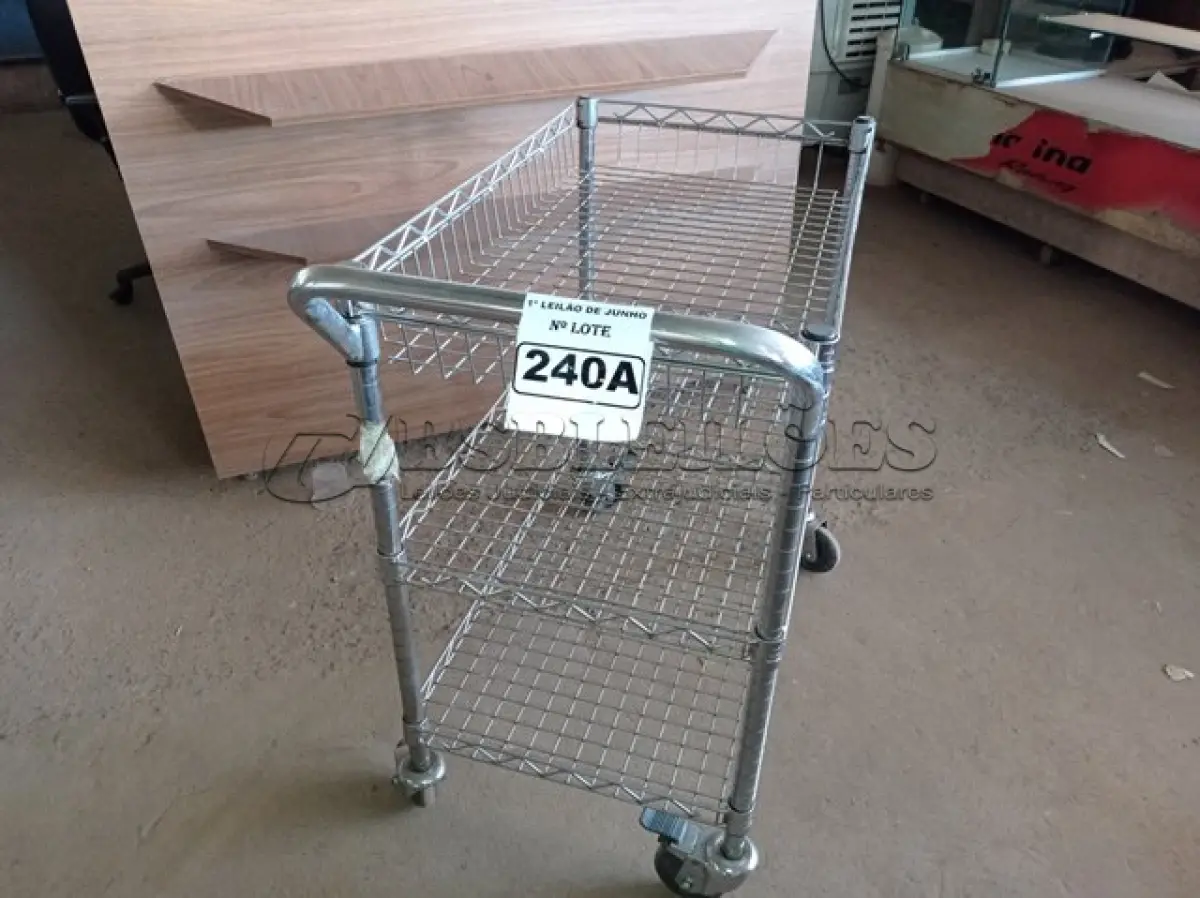 LOTE 240 - 01 CARRINHO PARA COPA COM 03 BANDEJAS E RODINHAS. (NO ESTADO) ATENÇÃO! FAZER A VISITAÇÃO ANTES DE ARREMATAR, NÃO SABEMOS SE FUNCIONA. LEILÃO NÃO TEM GARANTIA E NEM DEVOLUÇÃO, SUJEITO A POSSÍVEIS AVARIAS VISÍVEIS/OCULTAS E/OU AUSÊNCIA DE COMPONENTES.