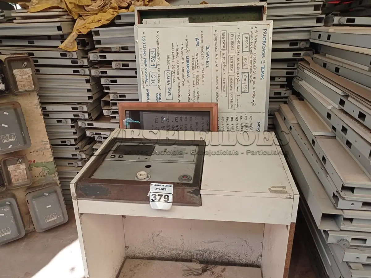 LOTE 379 - 01 QUADRO DE LOUSA, 01 VIDRO ,02 QUADROS DE RECADOS E 01 MESA. (NO ESTADO) ATENÇÃO! FAZER A VISITAÇÃO ANTES DE ARREMATAR, NÃO SABEMOS SE FUNCIONA. LEILÃO NÃO TEM GARANTIA E NEM DEVOLUÇÃO, SUJEITO A POSSÍVEIS AVARIAS VISÍVEIS/OCULTAS E/OU AUSÊNCIA DE COMPONENTES.