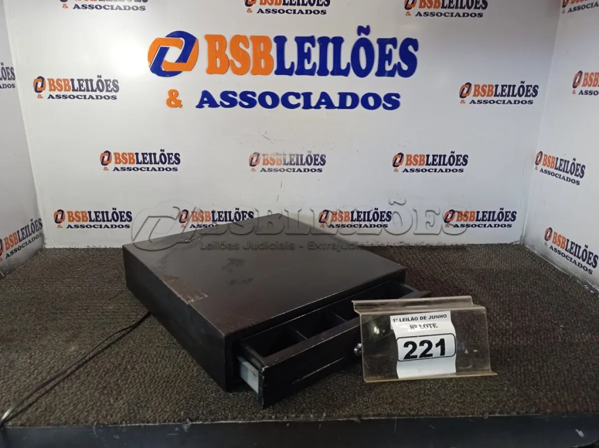LOTE 221 - 01 CAIXA REGISTRADORA PARA DINHEIRO MANUAL. (NO ESTADO) ATENÇÃO! FAZER A VISITAÇÃO ANTES DE ARREMATAR, NÃO SABEMOS SE FUNCIONA. LEILÃO NÃO TEM GARANTIA E NEM DEVOLUÇÃO, SUJEITO A POSSÍVEIS AVARIAS VISÍVEIS/OCULTAS E/OU AUSÊNCIA DE COMPONENTES.