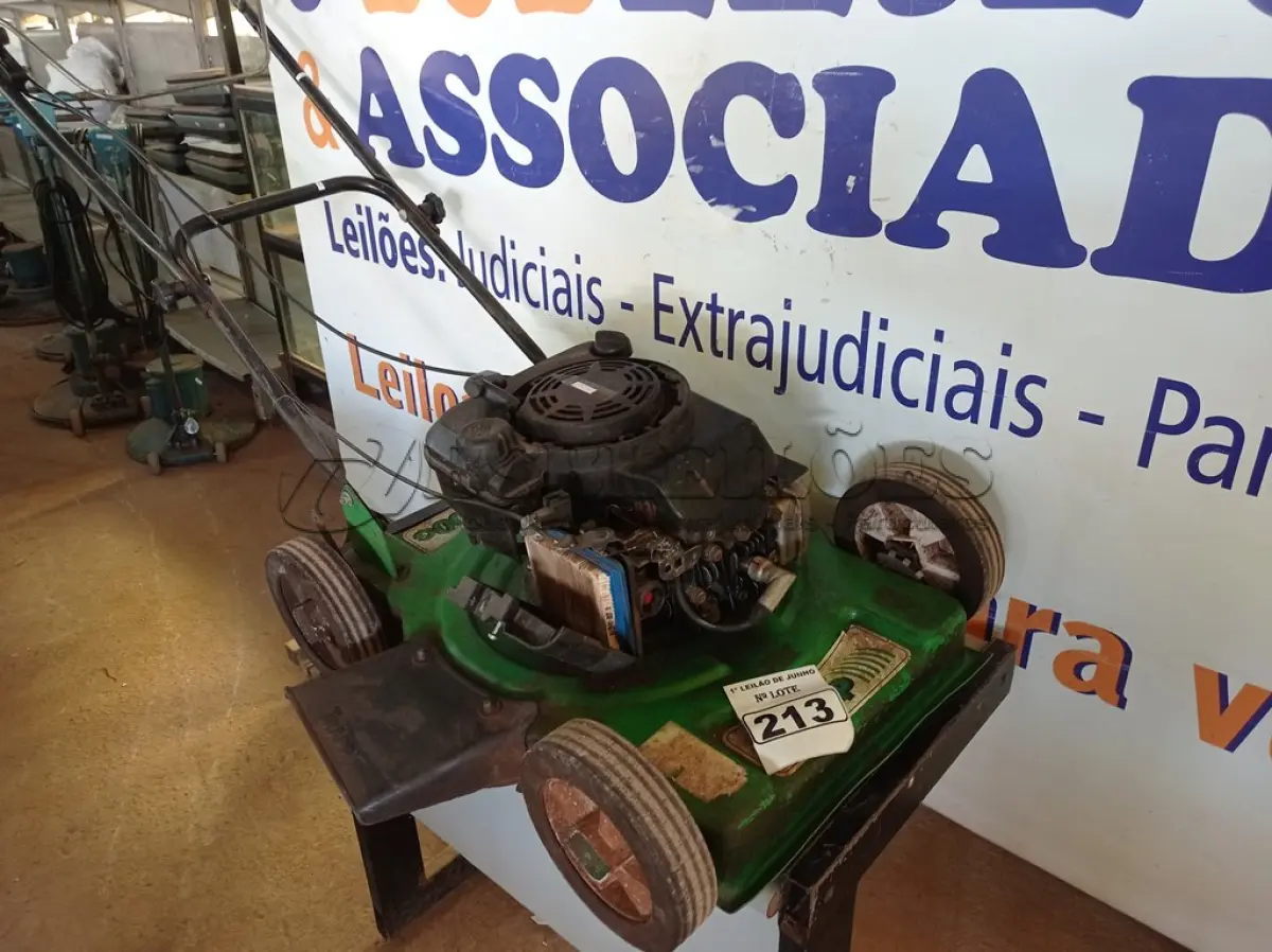 LOTE 213 - 01 MÁQUINA DE CORTAR GRAMA A GASOLINA MC 600 MARCA TRAPP COM AVARIAS. (NO ESTADO) ATENÇÃO! FAZER A VISITAÇÃO ANTES DE ARREMATAR, NÃO SABEMOS SE FUNCIONA. LEILÃO NÃO TEM GARANTIA E NEM DEVOLUÇÃO, SUJEITO A POSSÍVEIS AVARIAS VISÍVEIS/OCULTAS E/OU AUSÊNCIA DE COMPONENTES.