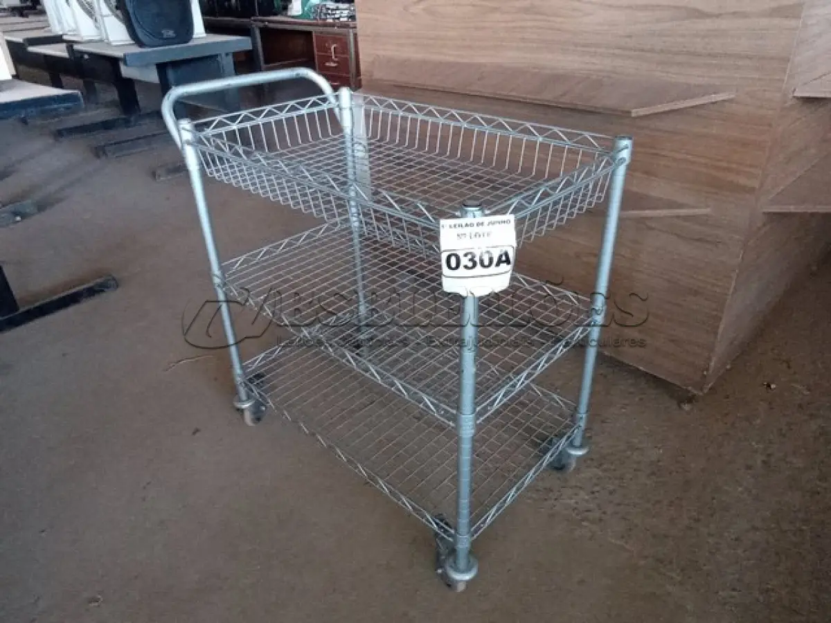 LOTE 030 - 01 CARRINHO PARA COPA COM 03 BANDEJAS E RODINHAS. (NO ESTADO) ATENÇÃO! FAZER A VISITAÇÃO ANTES DE ARREMATAR, NÃO SABEMOS SE FUNCIONA. LEILÃO NÃO TEM GARANTIA E NEM DEVOLUÇÃO, SUJEITO A POSSÍVEIS AVARIAS VISÍVEIS/OCULTAS E/OU AUSÊNCIA DE COMPONENTES.