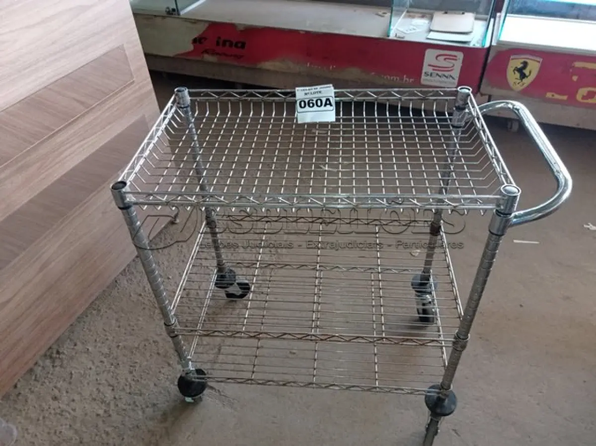 LOTE 060 - 01 CARRINHO PARA COPA COM 03 BANDEJAS E RODINHAS. (NO ESTADO) ATENÇÃO! FAZER A VISITAÇÃO ANTES DE ARREMATAR, NÃO SABEMOS SE FUNCIONA. LEILÃO NÃO TEM GARANTIA E NEM DEVOLUÇÃO, SUJEITO A POSSÍVEIS AVARIAS VISÍVEIS/OCULTAS E/OU AUSÊNCIA DE COMPONENTES.