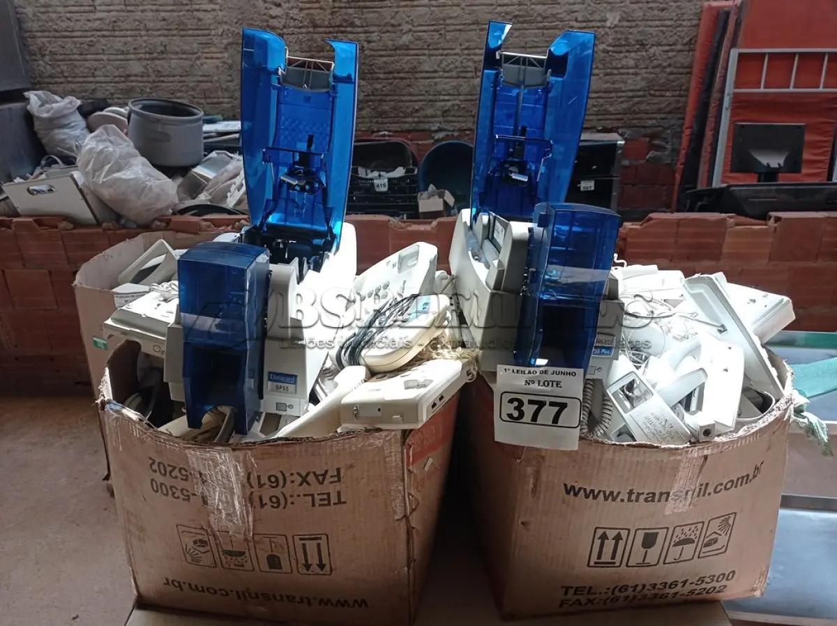 LOTE 377 - 01 LOTE COM VÁRIOS APARELHOS TELEFÔNICOS E 02 SUCATAS DE IMPRESSORA DE CARTÃO. (NO ESTADO) ATENÇÃO! FAZER A VISITAÇÃO ANTES DE ARREMATAR, NÃO SABEMOS SE FUNCIONA. LEILÃO NÃO TEM GARANTIA E NEM DEVOLUÇÃO, SUJEITO A POSSÍVEIS AVARIAS VISÍVEIS/OCULTAS E/OU AUSÊNCIA DE COMPONENTES.