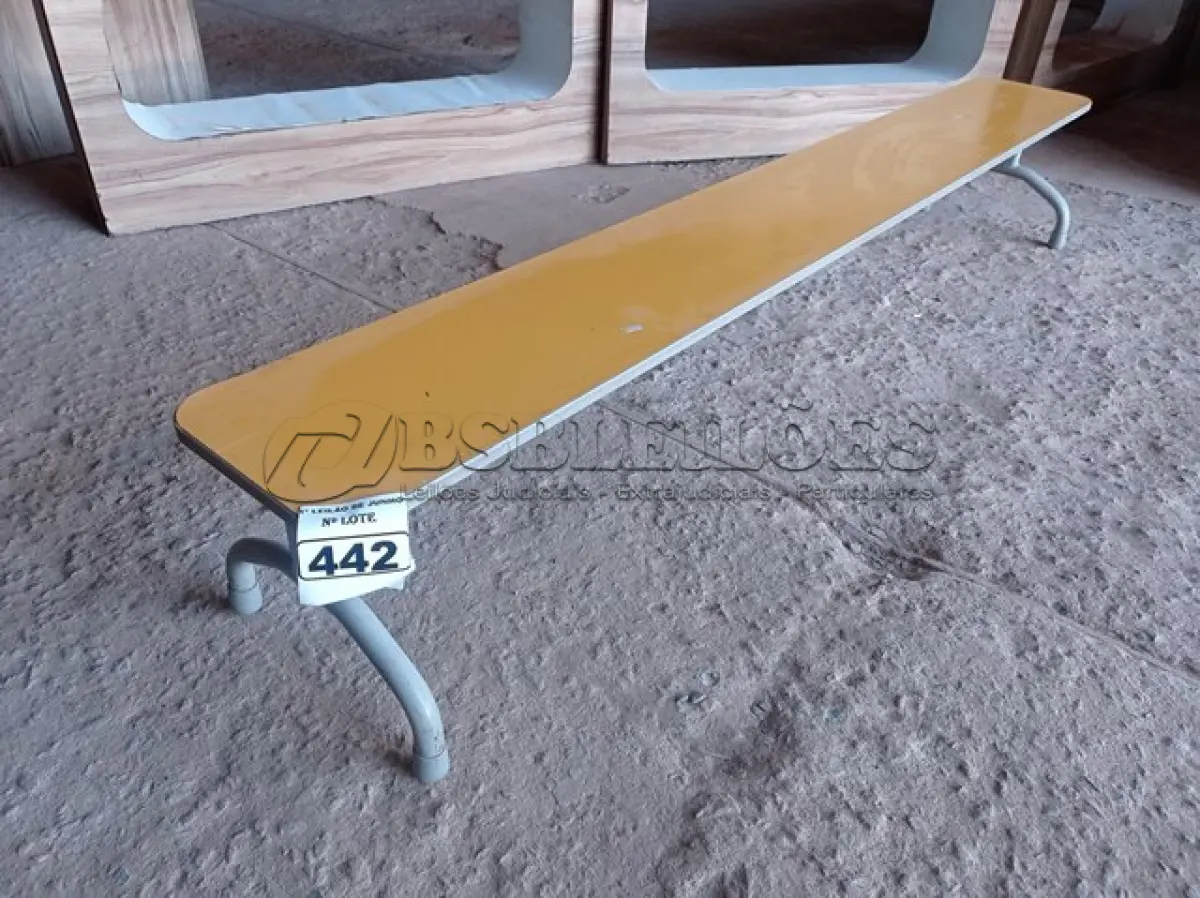 LOTE 442 - 01 BANCO NA COR AMARELA. (NO ESTADO) ATENÇÃO! FAZER A VISITAÇÃO ANTES DE ARREMATAR, NÃO SABEMOS SE FUNCIONA. LEILÃO NÃO TEM GARANTIA E NEM DEVOLUÇÃO, SUJEITO A POSSÍVEIS AVARIAS VISÍVEIS/OCULTAS E/OU AUSÊNCIA DE COMPONENTES.