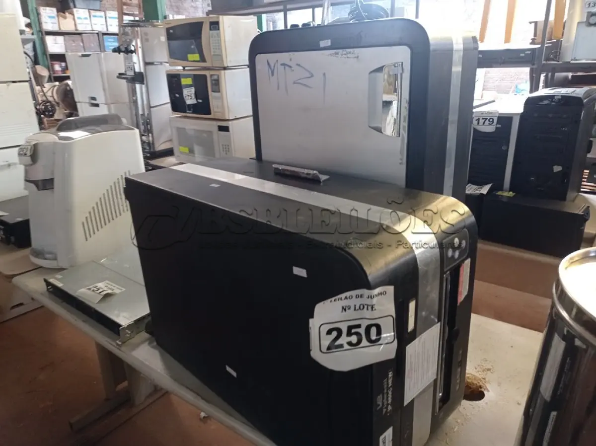 LOTE 250 - 02 FRAGMENTADORAS DE PAPEL. (NO ESTADO) ATENÇÃO! FAZER A VISITAÇÃO ANTES DE ARREMATAR, NÃO SABEMOS SE FUNCIONA. LEILÃO NÃO TEM GARANTIA E NEM DEVOLUÇÃO, SUJEITO A POSSÍVEIS AVARIAS VISÍVEIS/OCULTAS E/OU AUSÊNCIA DE COMPONENTES.