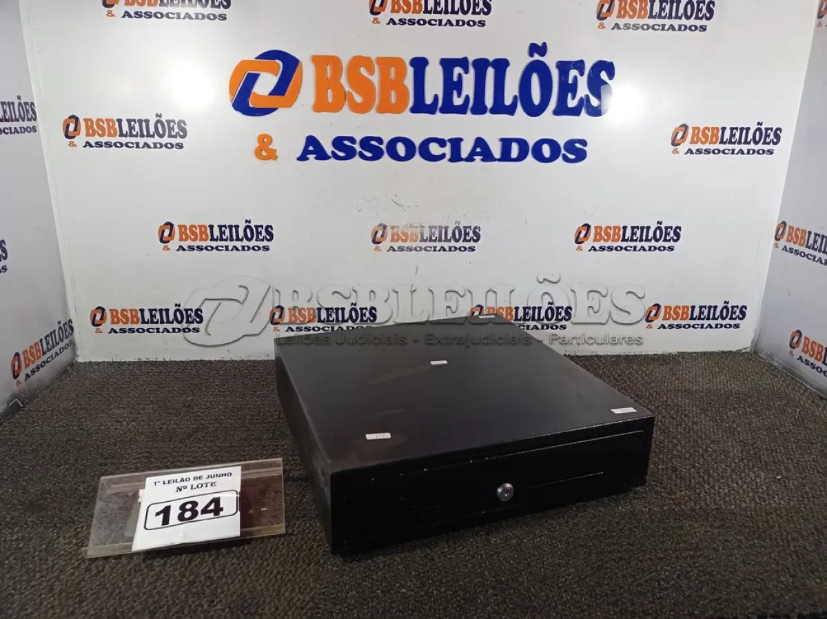 LOTE 184 - 01 CAIXA REGISTRADORA PARA DINHEIRO MANUAL. (NO ESTADO) ATENÇÃO! FAZER A VISITAÇÃO ANTES DE ARREMATAR, NÃO SABEMOS SE FUNCIONA. LEILÃO NÃO TEM GARANTIA E NEM DEVOLUÇÃO, SUJEITO A POSSÍVEIS AVARIAS VISÍVEIS/OCULTAS E/OU AUSÊNCIA DE COMPONENTES.