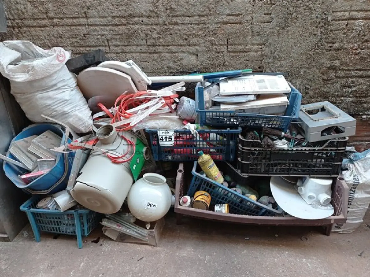 LOTE 415 - 01 LOTE COM LUMINÁRIAS, ZARCÃO E MATERIAIS DIVERSOS. (NO ESTADO) ATENÇÃO! FAZER A VISITAÇÃO ANTES DE ARREMATAR, NÃO SABEMOS SE FUNCIONA. LEILÃO NÃO TEM GARANTIA E NEM DEVOLUÇÃO, SUJEITO A POSSÍVEIS AVARIAS VISÍVEIS/OCULTAS E/OU AUSÊNCIA DE COMPONENTES.