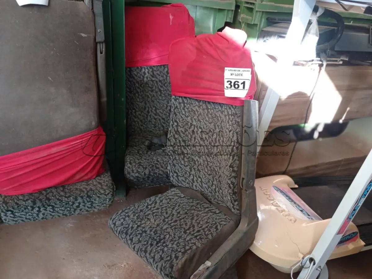 LOTE 361 - 02 BANCOS PARA VAN COM 01 LUGAR CADA. (NO ESTADO) ATENÇÃO! FAZER A VISITAÇÃO ANTES DE ARREMATAR, NÃO SABEMOS SE FUNCIONA. LEILÃO NÃO TEM GARANTIA E NEM DEVOLUÇÃO, SUJEITO A POSSÍVEIS AVARIAS VISÍVEIS/OCULTAS E/OU AUSÊNCIA DE COMPONENTES.