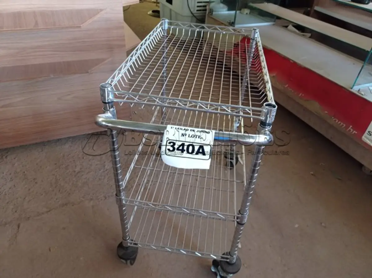 LOTE 340 - 01 CARRINHO PARA COPA COM 03 BANDEJAS E RODINHAS. (NO ESTADO) ATENÇÃO! FAZER A VISITAÇÃO ANTES DE ARREMATAR, NÃO SABEMOS SE FUNCIONA. LEILÃO NÃO TEM GARANTIA E NEM DEVOLUÇÃO, SUJEITO A POSSÍVEIS AVARIAS VISÍVEIS/OCULTAS E/OU AUSÊNCIA DE COMPONENTES.