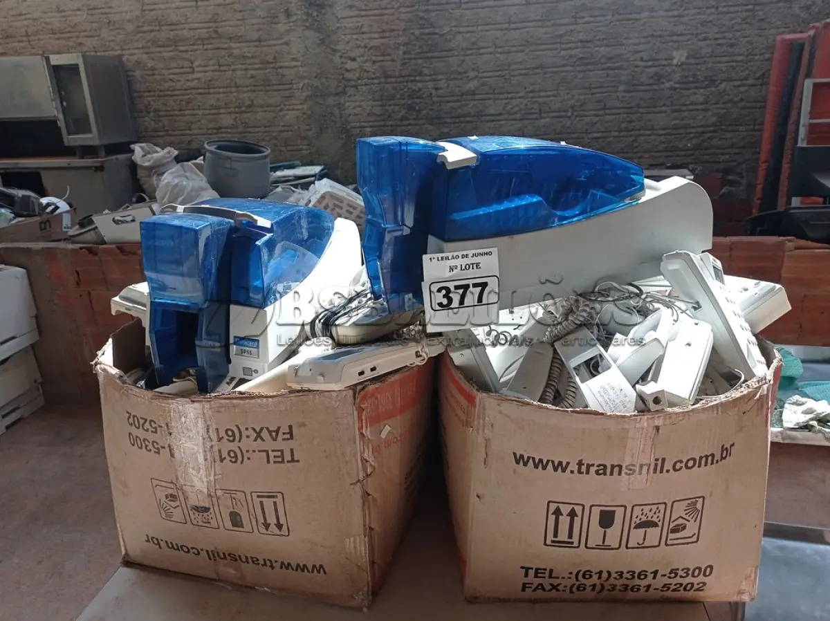 LOTE 377 - 01 LOTE COM VÁRIOS APARELHOS TELEFÔNICOS E 02 SUCATAS DE IMPRESSORA DE CARTÃO. (NO ESTADO) ATENÇÃO! FAZER A VISITAÇÃO ANTES DE ARREMATAR, NÃO SABEMOS SE FUNCIONA. LEILÃO NÃO TEM GARANTIA E NEM DEVOLUÇÃO, SUJEITO A POSSÍVEIS AVARIAS VISÍVEIS/OCULTAS E/OU AUSÊNCIA DE COMPONENTES.