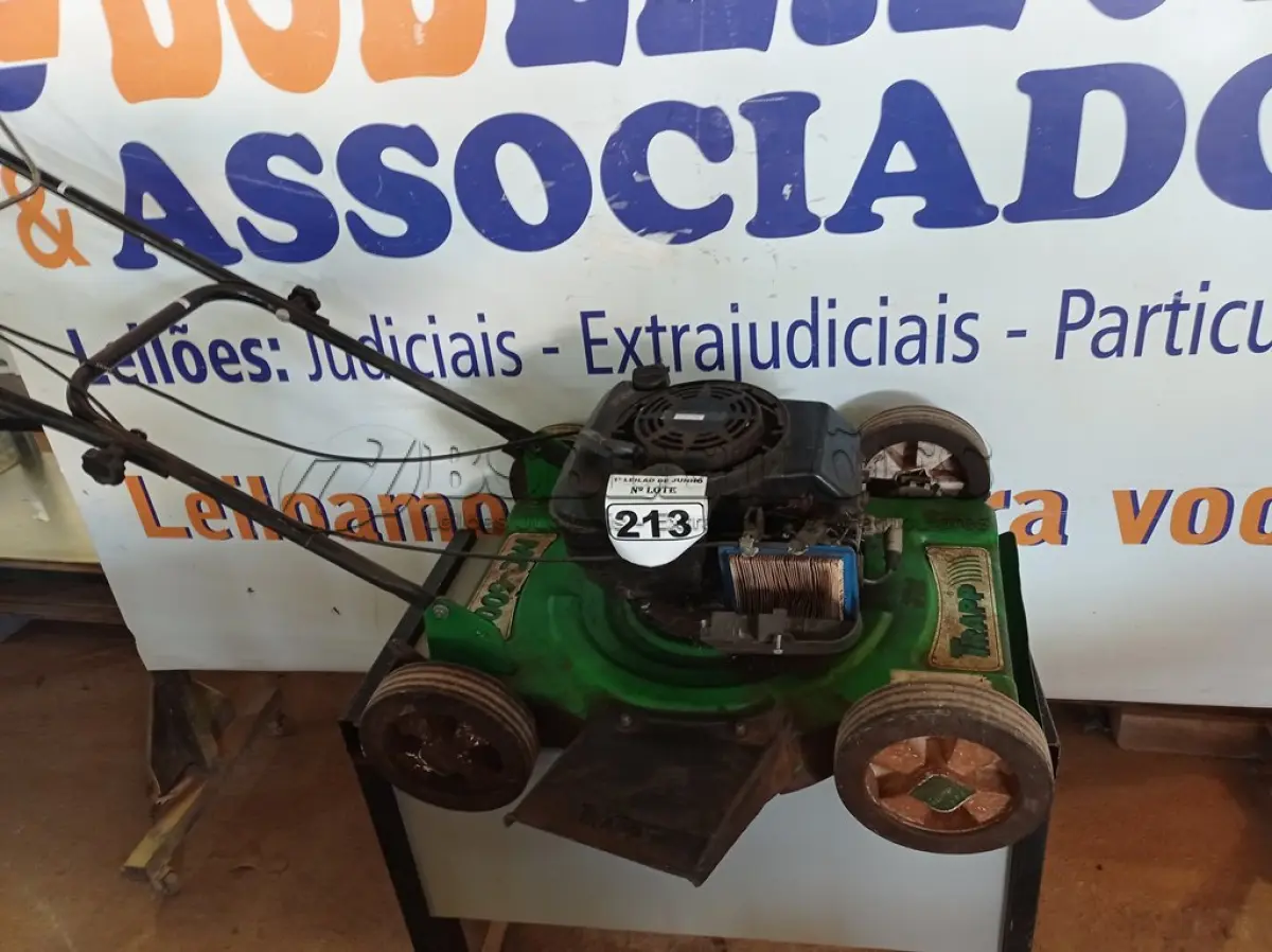 LOTE 213 - 01 MÁQUINA DE CORTAR GRAMA A GASOLINA MC 600 MARCA TRAPP COM AVARIAS. (NO ESTADO) ATENÇÃO! FAZER A VISITAÇÃO ANTES DE ARREMATAR, NÃO SABEMOS SE FUNCIONA. LEILÃO NÃO TEM GARANTIA E NEM DEVOLUÇÃO, SUJEITO A POSSÍVEIS AVARIAS VISÍVEIS/OCULTAS E/OU AUSÊNCIA DE COMPONENTES.