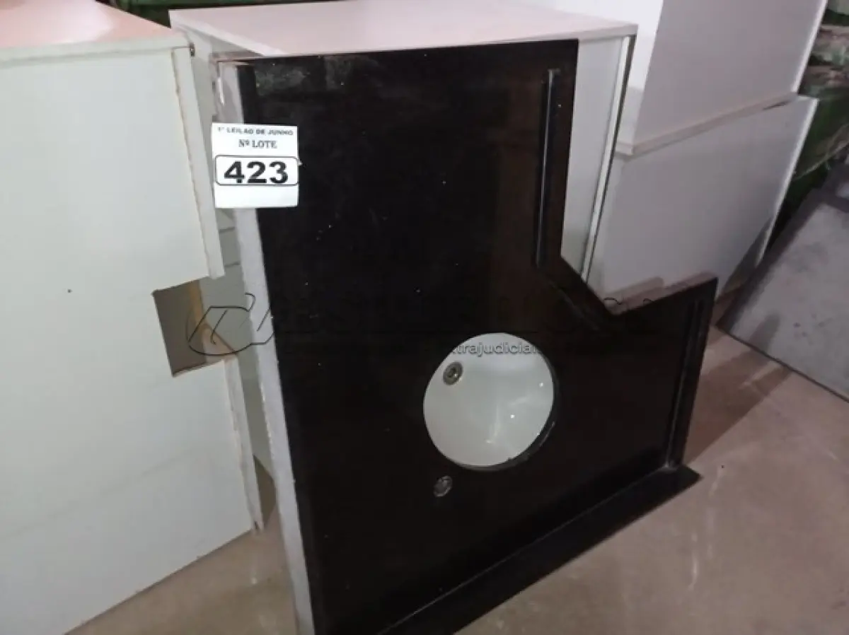 LOTE 423 - 01 GABINETE PARA BANHEIRO COM CUBA E BANCADA EM MÁRMORE MONTADA MEDINDO: 120 DE LARGURAX1.20 DE COMPRIMENTOX63. (NO ESTADO) ATENÇÃO! FAZER A VISITAÇÃO ANTES DE ARREMATAR, NÃO SABEMOS SE FUNCIONA. LEILÃO NÃO TEM GARANTIA E NEM DEVOLUÇÃO, SUJEITO A POSSÍVEIS AVARIAS VISÍVEIS/OCULTAS E/OU AUSÊNCIA DE COMPONENTES.