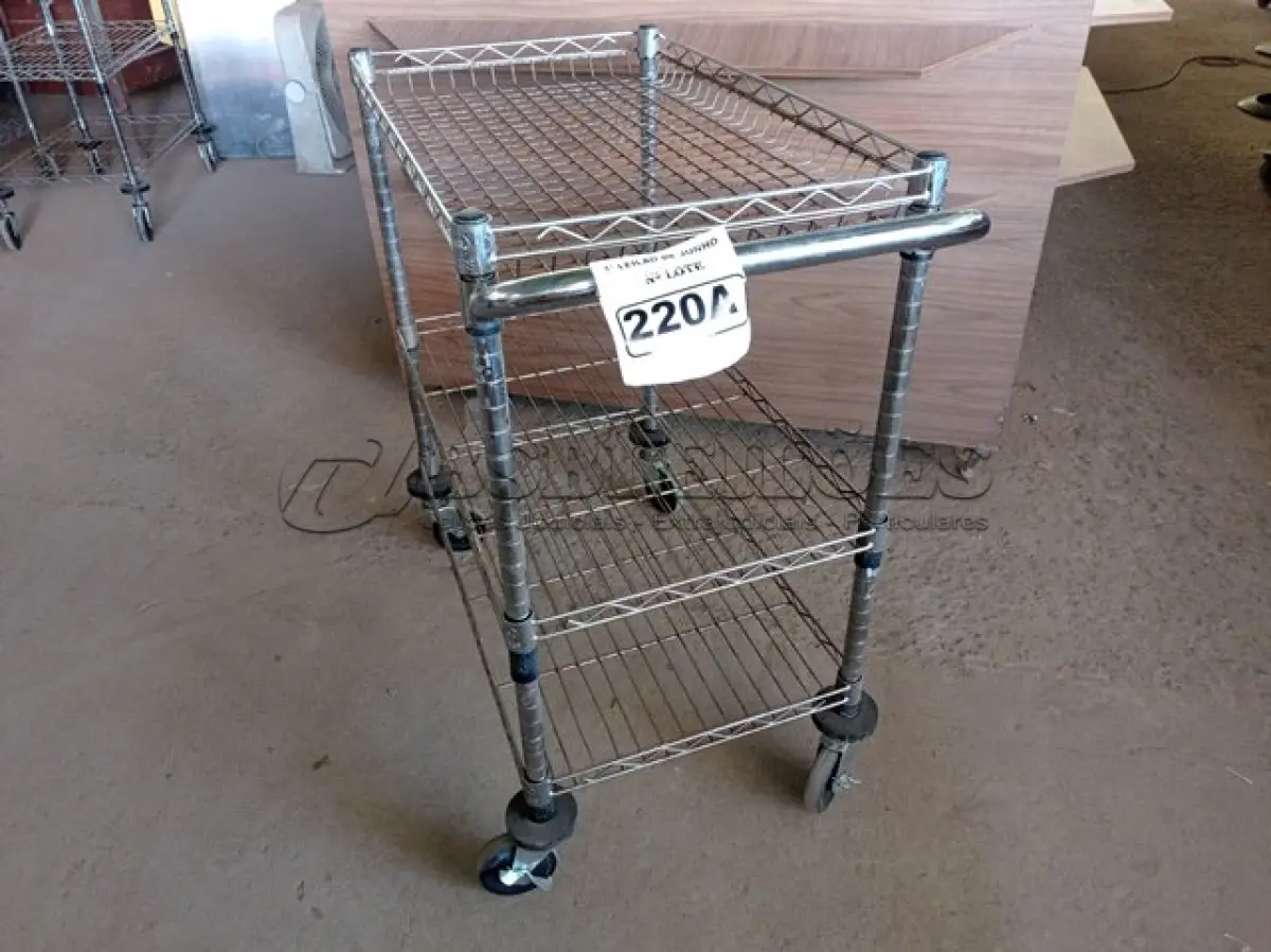 LOTE 220 - 01 CARRINHO PARA COPA COM 03 BANDEJAS E RODINHAS. (NO ESTADO) ATENÇÃO! FAZER A VISITAÇÃO ANTES DE ARREMATAR, NÃO SABEMOS SE FUNCIONA. LEILÃO NÃO TEM GARANTIA E NEM DEVOLUÇÃO, SUJEITO A POSSÍVEIS AVARIAS VISÍVEIS/OCULTAS E/OU AUSÊNCIA DE COMPONENTES.