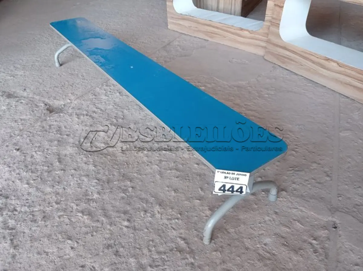 LOTE 444 - 01 BANCO NA COR AZUL. (NO ESTADO) ATENÇÃO! FAZER A VISITAÇÃO ANTES DE ARREMATAR, NÃO SABEMOS SE FUNCIONA. LEILÃO NÃO TEM GARANTIA E NEM DEVOLUÇÃO, SUJEITO A POSSÍVEIS AVARIAS VISÍVEIS/OCULTAS E/OU AUSÊNCIA DE COMPONENTES.