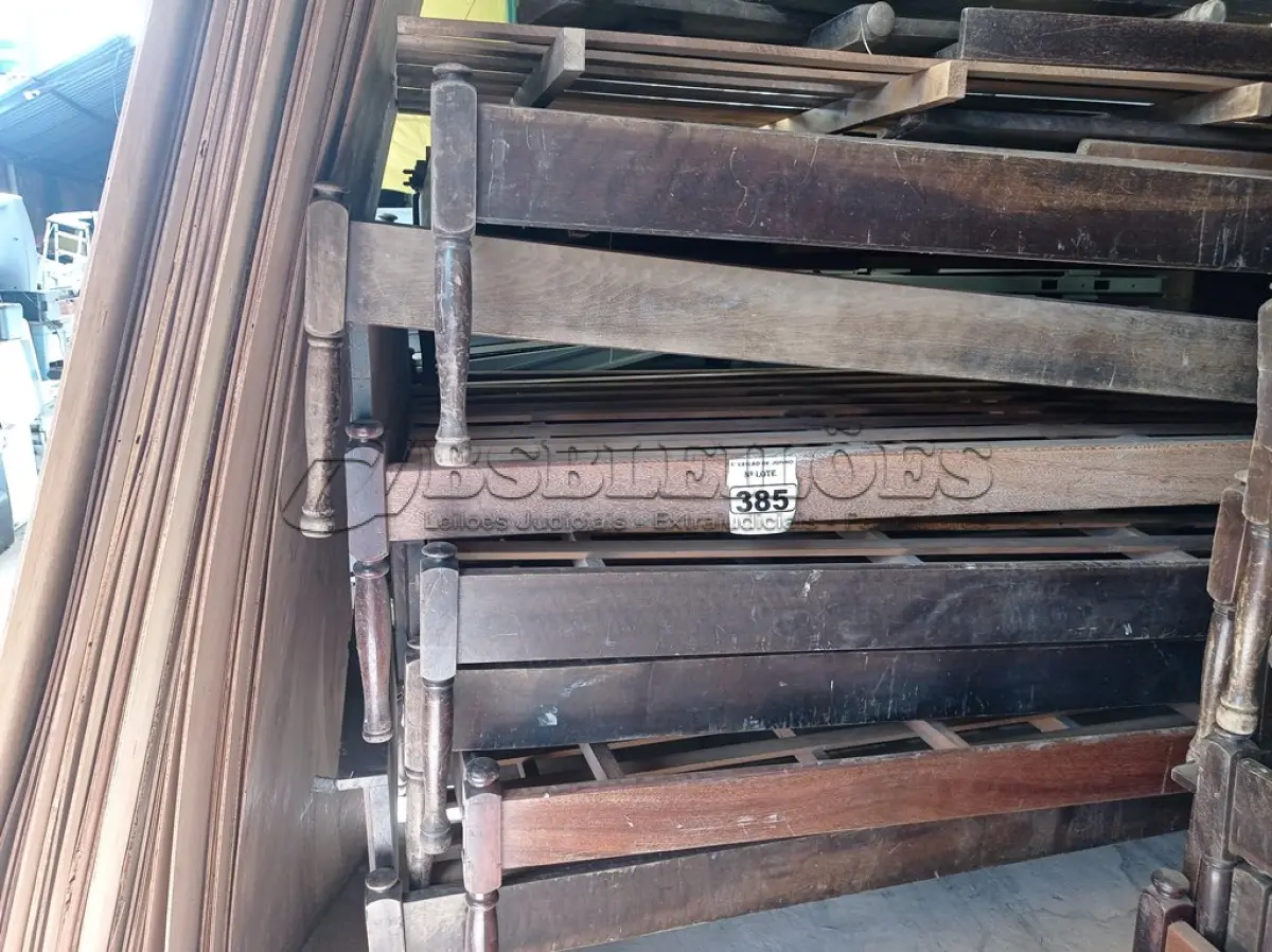 LOTE 385 - 01 LOTE COM GRANDE QUANTIDADE DE CAMAS DE SOLTEIRO EM IMBUIA SEM COLCHÃO. (NO ESTADO) ATENÇÃO! FAZER A VISITAÇÃO ANTES DE ARREMATAR, NÃO SABEMOS SE FUNCIONA. LEILÃO NÃO TEM GARANTIA E NEM DEVOLUÇÃO, SUJEITO A POSSÍVEIS AVARIAS VISÍVEIS/OCULTAS E/OU AUSÊNCIA DE COMPONENTES.