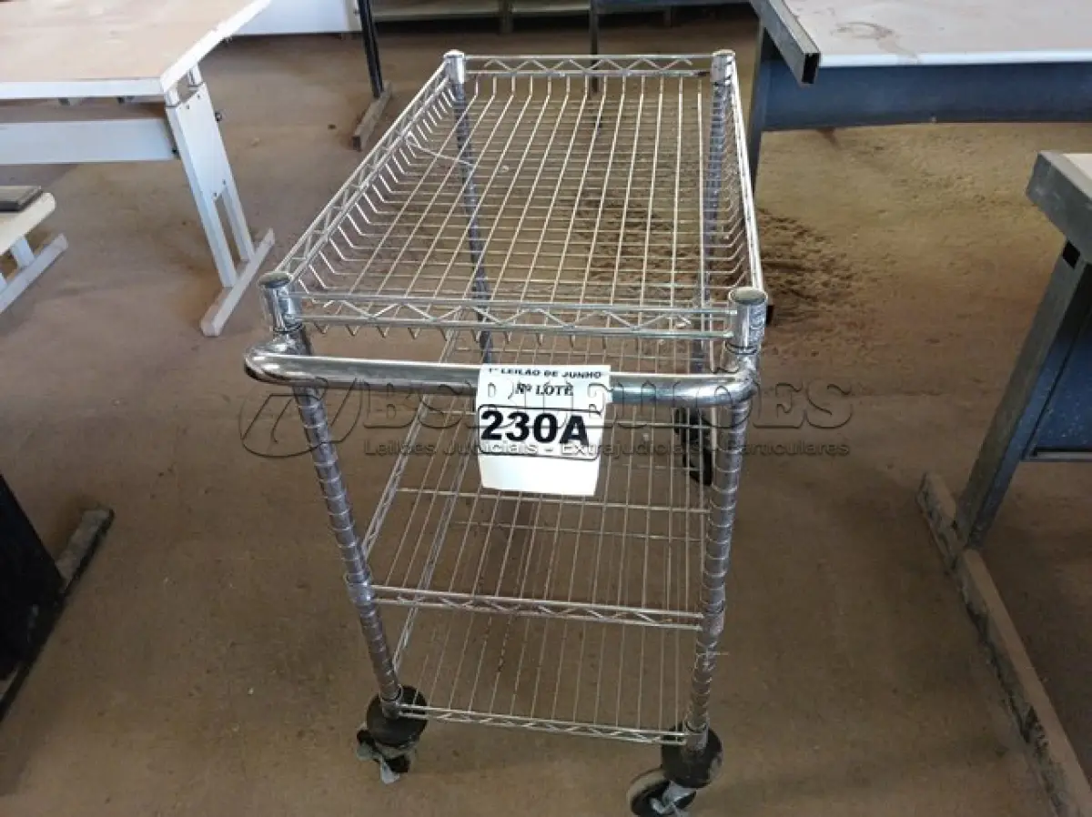 LOTE 230 - 01 CARRINHO PARA COPA COM 03 BANDEJAS E RODINHAS. (NO ESTADO) ATENÇÃO! FAZER A VISITAÇÃO ANTES DE ARREMATAR, NÃO SABEMOS SE FUNCIONA. LEILÃO NÃO TEM GARANTIA E NEM DEVOLUÇÃO, SUJEITO A POSSÍVEIS AVARIAS VISÍVEIS/OCULTAS E/OU AUSÊNCIA DE COMPONENTES.