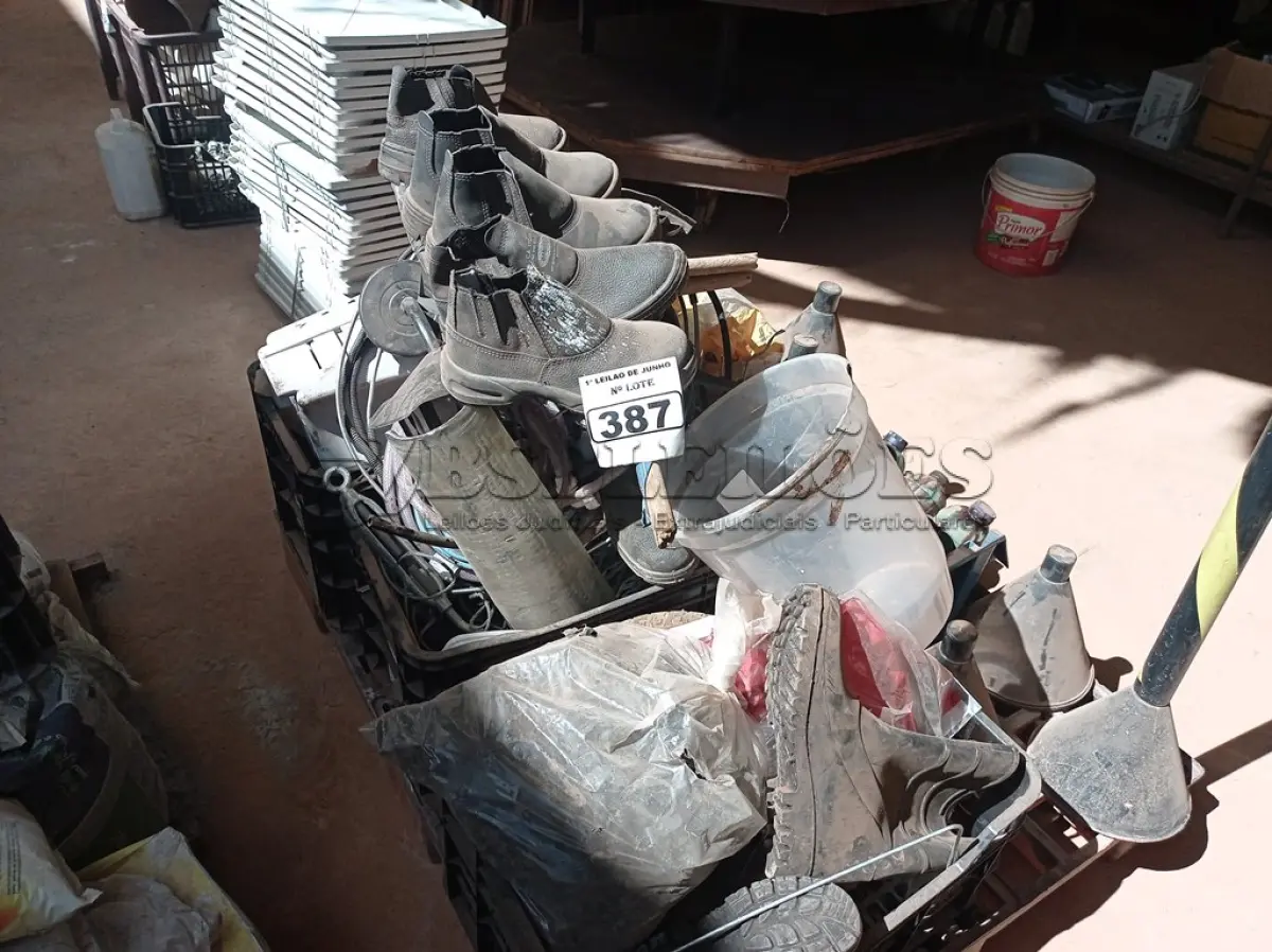 LOTE 387 - 01 LOTE COM MATERIAIS DIVERSOS. (NO ESTADO) ATENÇÃO! FAZER A VISITAÇÃO ANTES DE ARREMATAR, NÃO SABEMOS SE FUNCIONA. LEILÃO NÃO TEM GARANTIA E NEM DEVOLUÇÃO, SUJEITO A POSSÍVEIS AVARIAS VISÍVEIS/OCULTAS E/OU AUSÊNCIA DE COMPONENTES.
