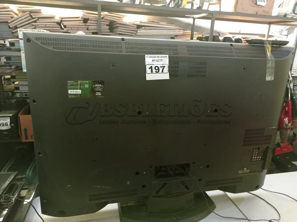 LOTE 197 - 01 TV 52’’POL MARCA SONY COM TROLE REMOTO. COM AVARIAS. (NO ESTADO) ATENÇÃO! FAZER A VISITAÇÃO ANTES DE ARREMATAR, NÃO SABEMOS SE FUNCIONA. LEILÃO NÃO TEM GARANTIA E NEM DEVOLUÇÃO, SUJEITO A POSSÍVEIS AVARIAS VISÍVEIS/OCULTAS E/OU AUSÊNCIA DE COMPONENTES.