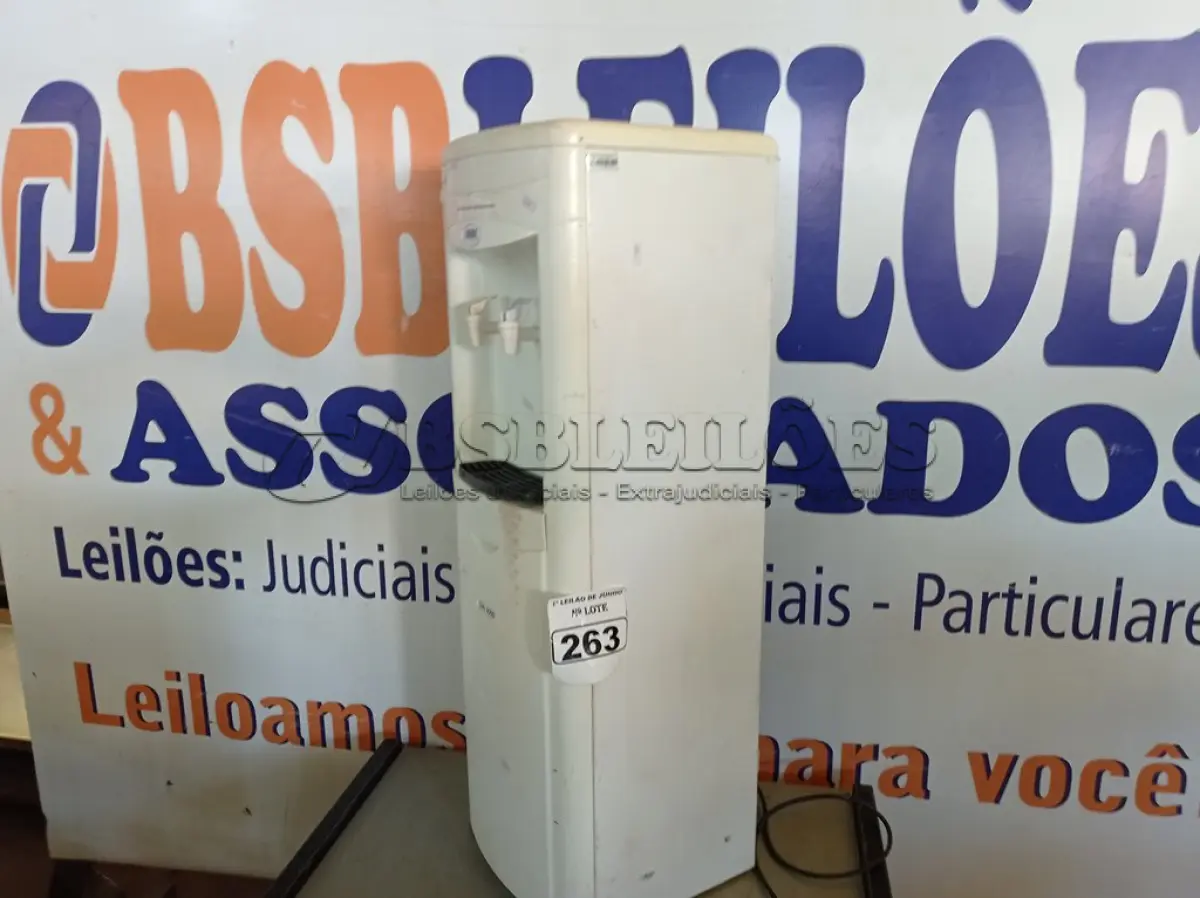 LOTE 263 - 01 BEBEDOURO REFRIGERADO PARA GARRAFÃO. (NO ESTADO) ATENÇÃO! FAZER A VISITAÇÃO ANTES DE ARREMATAR, NÃO SABEMOS SE FUNCIONA. LEILÃO NÃO TEM GARANTIA E NEM DEVOLUÇÃO, SUJEITO A POSSÍVEIS AVARIAS VISÍVEIS/OCULTAS E/OU AUSÊNCIA DE COMPONENTES.