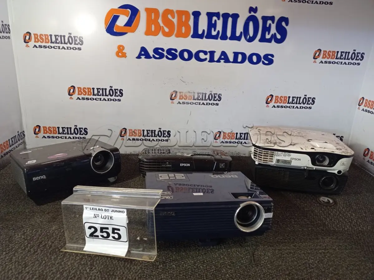 LOTE 255 - 05 PROJETORES MULTIMIDIA MARCAS E MODELOS DIVERSOS. (NO ESTADO) ATENÇÃO! FAZER A VISITAÇÃO ANTES DE ARREMATAR, NÃO SABEMOS SE FUNCIONA. LEILÃO NÃO TEM GARANTIA E NEM DEVOLUÇÃO, SUJEITO A POSSÍVEIS AVARIAS VISÍVEIS/OCULTAS E/OU AUSÊNCIA DE COMPONENTES.