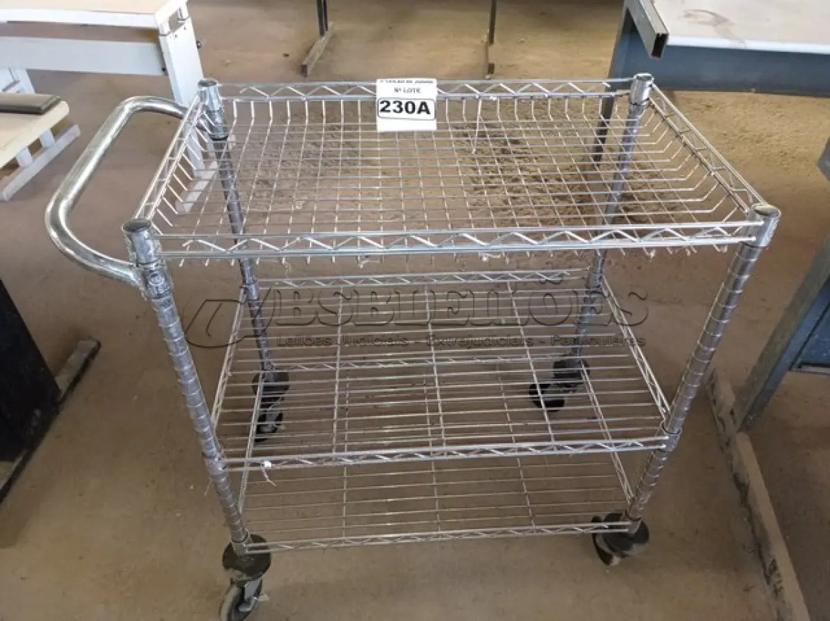 LOTE 230 - 01 CARRINHO PARA COPA COM 03 BANDEJAS E RODINHAS. (NO ESTADO) ATENÇÃO! FAZER A VISITAÇÃO ANTES DE ARREMATAR, NÃO SABEMOS SE FUNCIONA. LEILÃO NÃO TEM GARANTIA E NEM DEVOLUÇÃO, SUJEITO A POSSÍVEIS AVARIAS VISÍVEIS/OCULTAS E/OU AUSÊNCIA DE COMPONENTES.