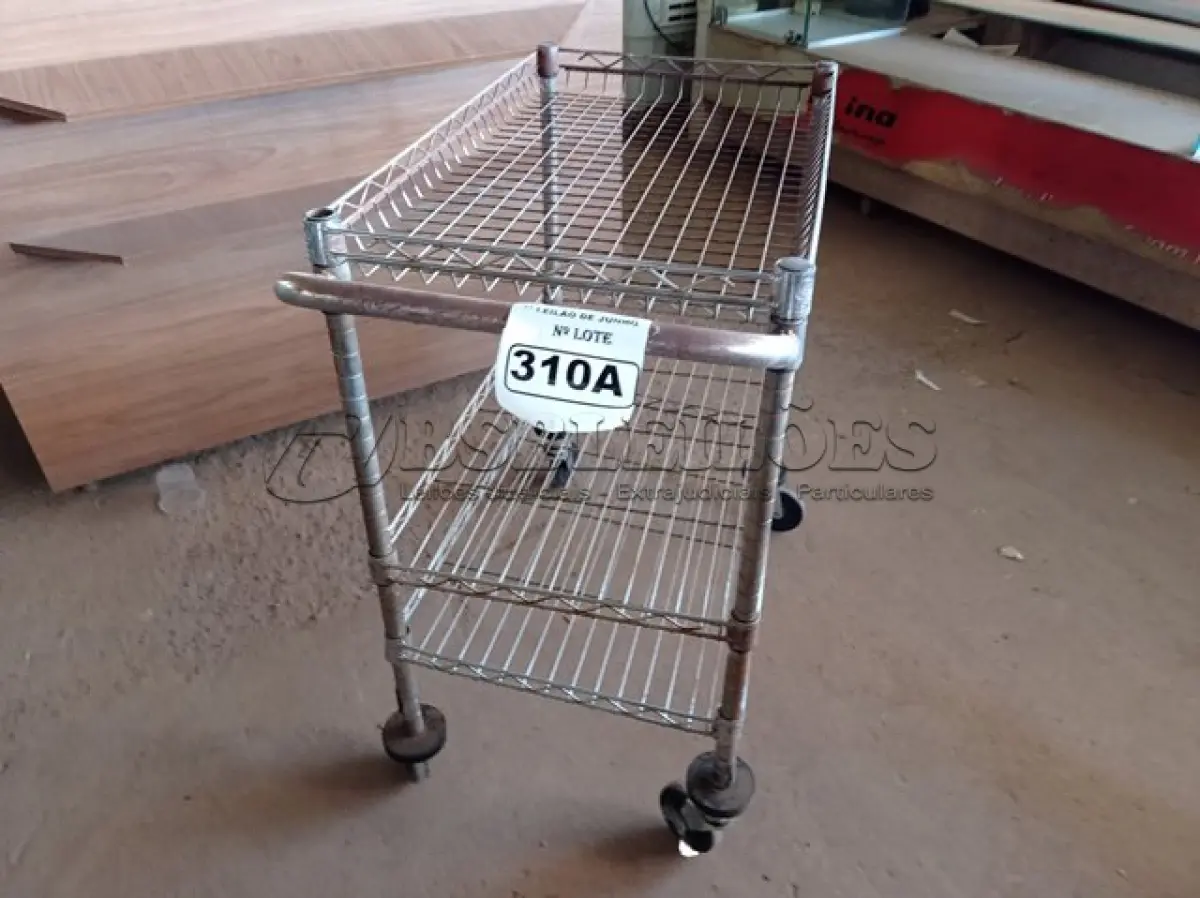 LOTE 310 - 01 CARRINHO PARA COPA COM 03 BANDEJAS E RODINHAS. (NO ESTADO) ATENÇÃO! FAZER A VISITAÇÃO ANTES DE ARREMATAR, NÃO SABEMOS SE FUNCIONA. LEILÃO NÃO TEM GARANTIA E NEM DEVOLUÇÃO, SUJEITO A POSSÍVEIS AVARIAS VISÍVEIS/OCULTAS E/OU AUSÊNCIA DE COMPONENTES.