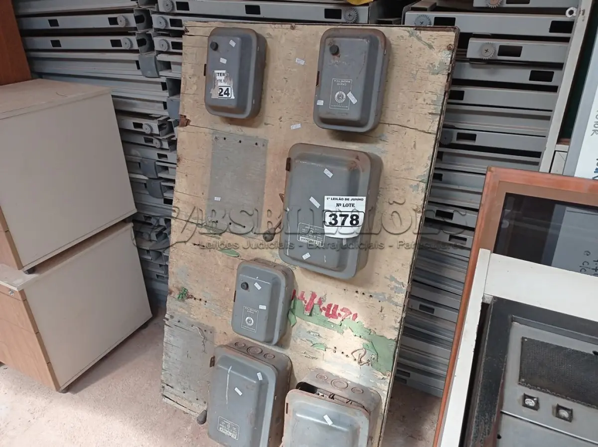 LOTE 378 - 01 QUADRO ELÉTRICO. (NO ESTADO) ATENÇÃO! FAZER A VISITAÇÃO ANTES DE ARREMATAR, NÃO SABEMOS SE FUNCIONA. LEILÃO NÃO TEM GARANTIA E NEM DEVOLUÇÃO, SUJEITO A POSSÍVEIS AVARIAS VISÍVEIS/OCULTAS E/OU AUSÊNCIA DE COMPONENTES.
