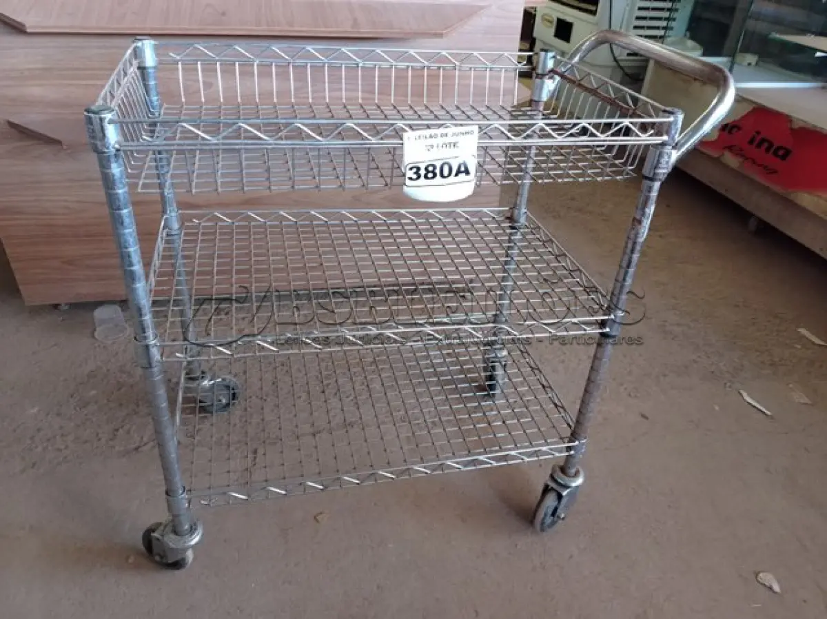 LOTE 380 - 01 CARRINHO PARA COPA COM 03 BANDEJAS E RODINHAS. (NO ESTADO) ATENÇÃO! FAZER A VISITAÇÃO ANTES DE ARREMATAR, NÃO SABEMOS SE FUNCIONA. LEILÃO NÃO TEM GARANTIA E NEM DEVOLUÇÃO, SUJEITO A POSSÍVEIS AVARIAS VISÍVEIS/OCULTAS E/OU AUSÊNCIA DE COMPONENTES.