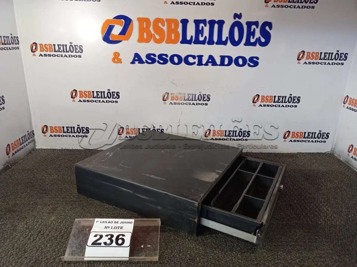 LOTE 236 - 01 CAIXA REGISTRADORA PARA DINHEIRO MANUAL. (NO ESTADO) ATENÇÃO! FAZER A VISITAÇÃO ANTES DE ARREMATAR, NÃO SABEMOS SE FUNCIONA. LEILÃO NÃO TEM GARANTIA E NEM DEVOLUÇÃO, SUJEITO A POSSÍVEIS AVARIAS VISÍVEIS/OCULTAS E/OU AUSÊNCIA DE COMPONENTES.
