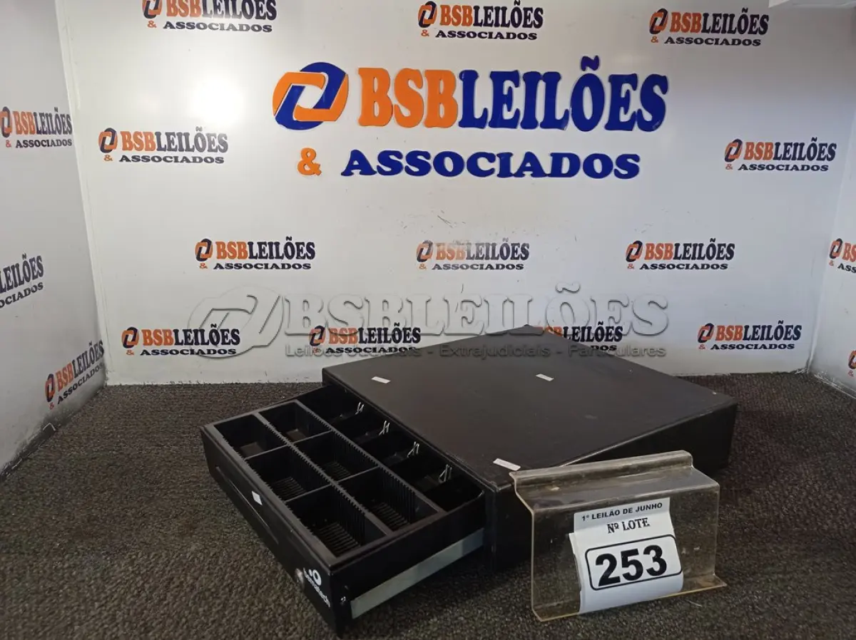 LOTE 253 - 01 CAIXA REGISTRADORA PARA DINHEIRO MANUAL. (NO ESTADO) ATENÇÃO! FAZER A VISITAÇÃO ANTES DE ARREMATAR, NÃO SABEMOS SE FUNCIONA. LEILÃO NÃO TEM GARANTIA E NEM DEVOLUÇÃO, SUJEITO A POSSÍVEIS AVARIAS VISÍVEIS/OCULTAS E/OU AUSÊNCIA DE COMPONENTES.