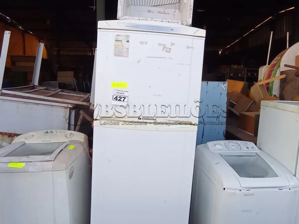 LOTE 427 - 01 GELADEIRA MARCA CONTINENTAL E 01 SUCATA DE FRIGOBAR. (NO ESTADO) ATENÇÃO! FAZER A VISITAÇÃO ANTES DE ARREMATAR, NÃO SABEMOS SE FUNCIONA. LEILÃO NÃO TEM GARANTIA E NEM DEVOLUÇÃO, SUJEITO A POSSÍVEIS AVARIAS VISÍVEIS/OCULTAS E/OU AUSÊNCIA DE COMPONENTES.