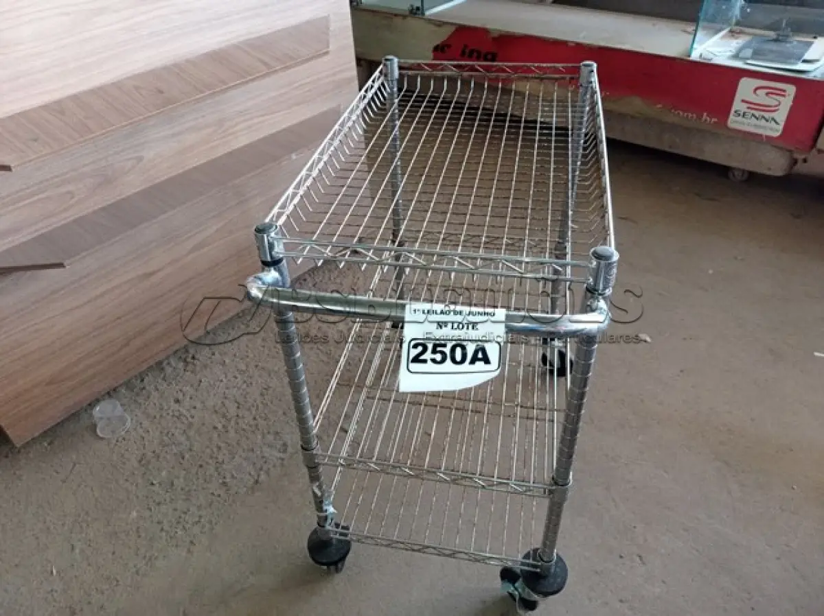 LOTE 250 - 01 CARRINHO PARA COPA COM 03 BANDEJAS E RODINHAS. (NO ESTADO) ATENÇÃO! FAZER A VISITAÇÃO ANTES DE ARREMATAR, NÃO SABEMOS SE FUNCIONA. LEILÃO NÃO TEM GARANTIA E NEM DEVOLUÇÃO, SUJEITO A POSSÍVEIS AVARIAS VISÍVEIS/OCULTAS E/OU AUSÊNCIA DE COMPONENTES.