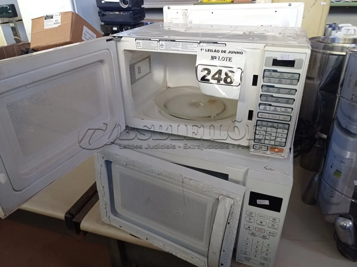LOTE 248 - 04 MICRO-ONDAS MARCAS E MODELOS DIVERSOS, SENDO 01 COM PRATO. (NO ESTADO) ATENÇÃO! FAZER A VISITAÇÃO ANTES DE ARREMATAR, NÃO SABEMOS SE FUNCIONA. LEILÃO NÃO TEM GARANTIA E NEM DEVOLUÇÃO, SUJEITO A POSSÍVEIS AVARIAS VISÍVEIS/OCULTAS E/OU AUSÊNCIA DE COMPONENTES.