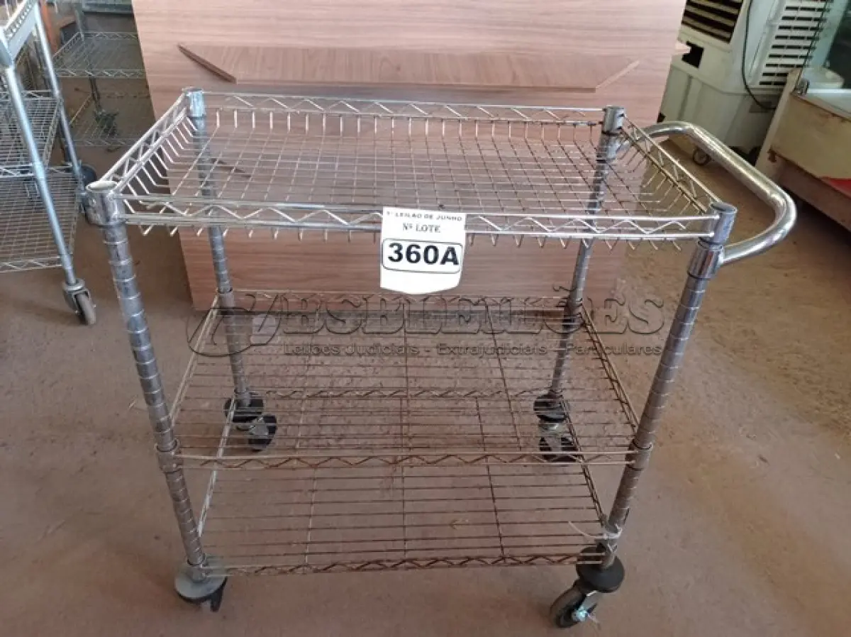 LOTE 360 - 01 CARRINHO PARA COPA COM 03 BANDEJAS E RODINHAS. (NO ESTADO) ATENÇÃO! FAZER A VISITAÇÃO ANTES DE ARREMATAR, NÃO SABEMOS SE FUNCIONA. LEILÃO NÃO TEM GARANTIA E NEM DEVOLUÇÃO, SUJEITO A POSSÍVEIS AVARIAS VISÍVEIS/OCULTAS E/OU AUSÊNCIA DE COMPONENTES.