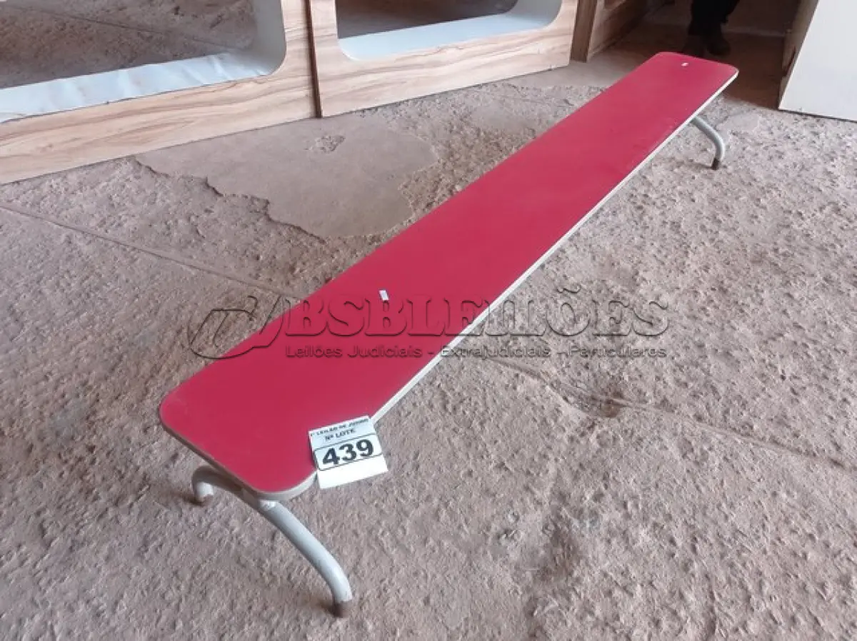 LOTE 439 - 01 BANCO NA COR VERMELHA. (NO ESTADO) ATENÇÃO! FAZER A VISITAÇÃO ANTES DE ARREMATAR, NÃO SABEMOS SE FUNCIONA. LEILÃO NÃO TEM GARANTIA E NEM DEVOLUÇÃO, SUJEITO A POSSÍVEIS AVARIAS VISÍVEIS/OCULTAS E/OU AUSÊNCIA DE COMPONENTES.