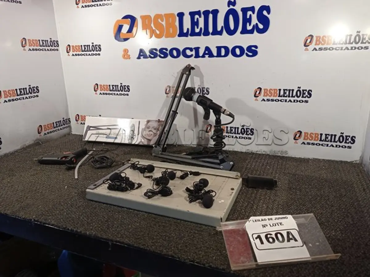 LOTE 160 - 0 KIT ÁUDIO, 1 MICROFONE, 01 PEDESTAL FIXO, 01 ARTICULADO,08 MIC DE LAPELA, 01 GUILHOTINA DE PAPEL E 01 PISTOLA DE COLA QUENTE. (NO ESTADO) ATENÇÃO! FAZER A VISITAÇÃO ANTES DE ARREMATAR, NÃO SABEMOS SE FUNCIONA. LEILÃO NÃO TEM GARANTIA E NEM DEVOLUÇÃO, SUJEITO A POSSÍVEIS AVARIAS VISÍVEIS/OCULTAS E/OU AUSÊNCIA DE COMPONENTES.