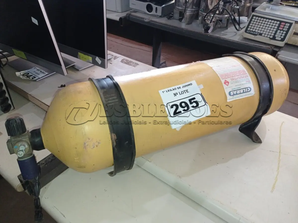 LOTE 295 - 01 CILINDRO PARA GÁS NATURAL VEICULAR. (NO ESTADO) ATENÇÃO! FAZER A VISITAÇÃO ANTES DE ARREMATAR, NÃO SABEMOS SE FUNCIONA. LEILÃO NÃO TEM GARANTIA E NEM DEVOLUÇÃO, SUJEITO A POSSÍVEIS AVARIAS VISÍVEIS/OCULTAS E/OU AUSÊNCIA DE COMPONENTES.