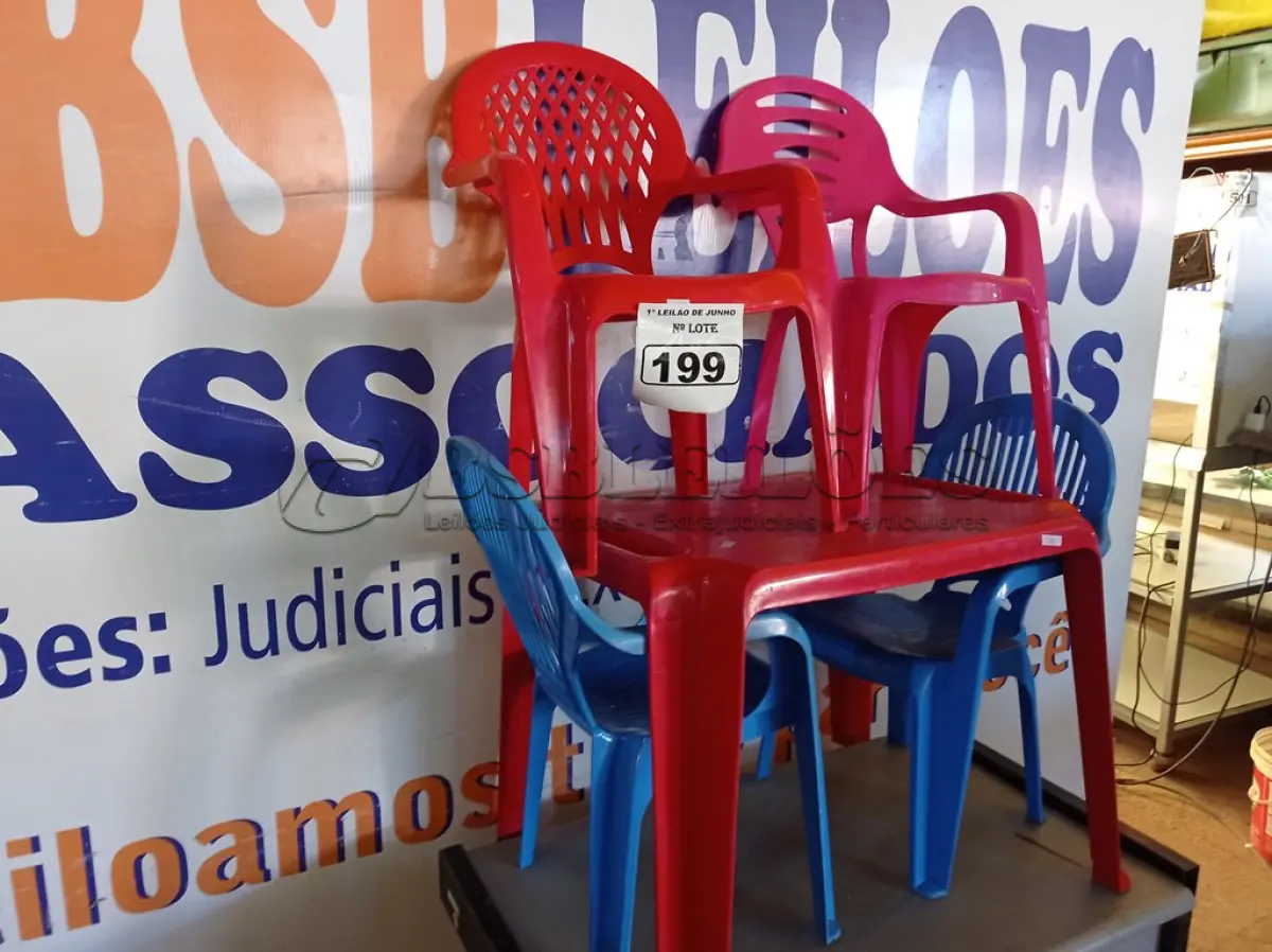 LOTE 199 - 01 MESA INFANTIL COM 04 CADEIRAS. (NO ESTADO) ATENÇÃO! FAZER A VISITAÇÃO ANTES DE ARREMATAR, NÃO SABEMOS SE FUNCIONA. LEILÃO NÃO TEM GARANTIA E NEM DEVOLUÇÃO, SUJEITO A POSSÍVEIS AVARIAS VISÍVEIS/OCULTAS E/OU AUSÊNCIA DE COMPONENTES.