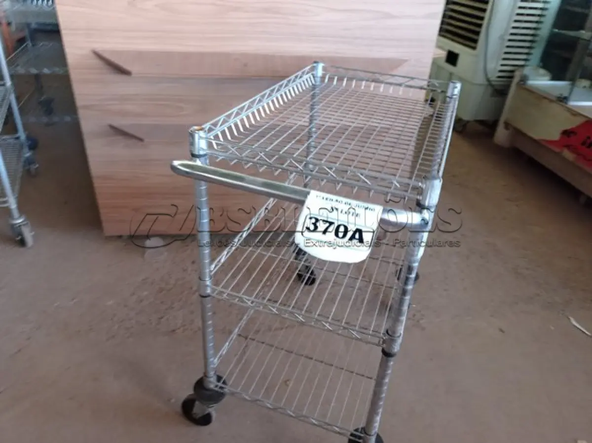 LOTE 370 - 01 CARRINHO PARA COPA COM 03 BANDEJAS E RODINHAS. (NO ESTADO) ATENÇÃO! FAZER A VISITAÇÃO ANTES DE ARREMATAR, NÃO SABEMOS SE FUNCIONA. LEILÃO NÃO TEM GARANTIA E NEM DEVOLUÇÃO, SUJEITO A POSSÍVEIS AVARIAS VISÍVEIS/OCULTAS E/OU AUSÊNCIA DE COMPONENTES.