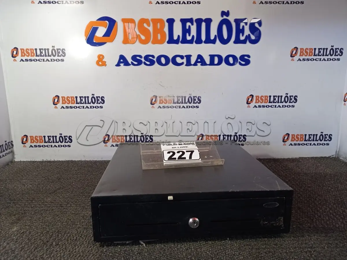 LOTE 227 - 01 CAIXA REGISTRADORA PARA DINHEIRO MANUAL. (NO ESTADO) ATENÇÃO! FAZER A VISITAÇÃO ANTES DE ARREMATAR, NÃO SABEMOS SE FUNCIONA. LEILÃO NÃO TEM GARANTIA E NEM DEVOLUÇÃO, SUJEITO A POSSÍVEIS AVARIAS VISÍVEIS/OCULTAS E/OU AUSÊNCIA DE COMPONENTES.